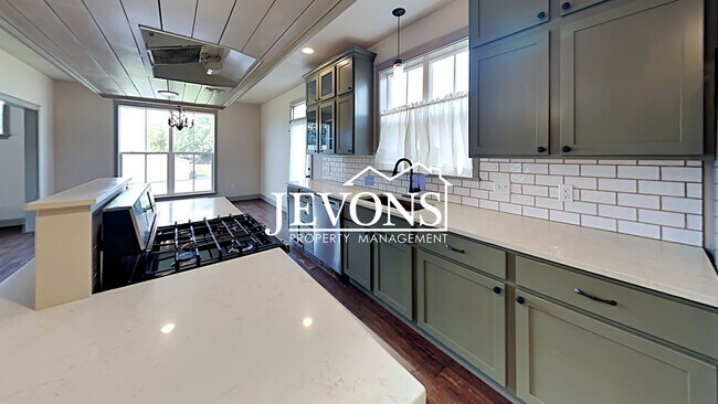 Building Photo - Spacious home with fully equipped kitchen and 2-car garage near Stewart Park