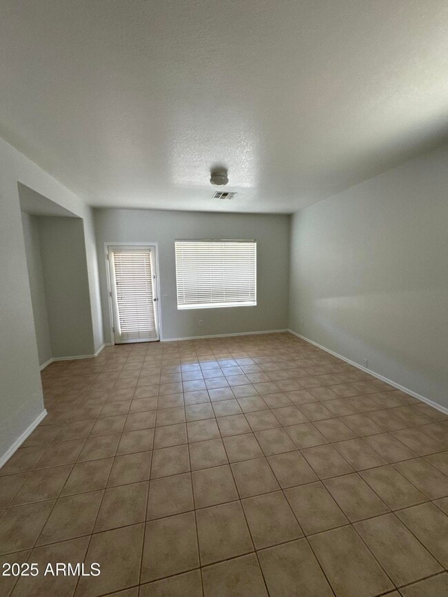 Building Photo - 513 S 115th Dr