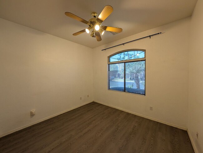 Building Photo - 3 Bedroom Home in the Crismon Crossing Com...