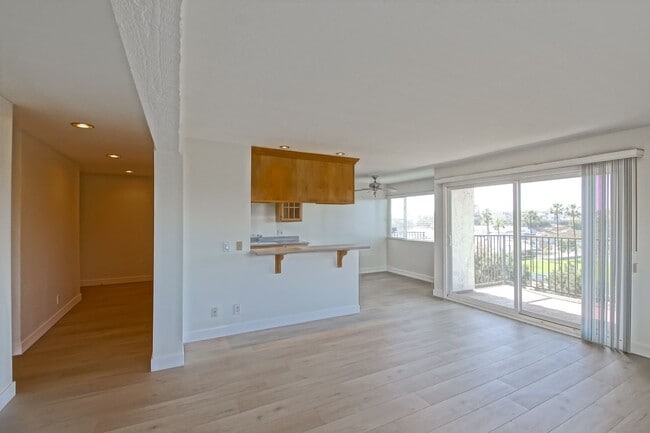 Building Photo - Recently Updated, Top-Floor 2BR2BA Condo in Apple Tree Community w/ Pool, Overlooking Greenbelt/H...