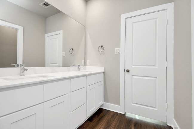 Building Photo - Elm