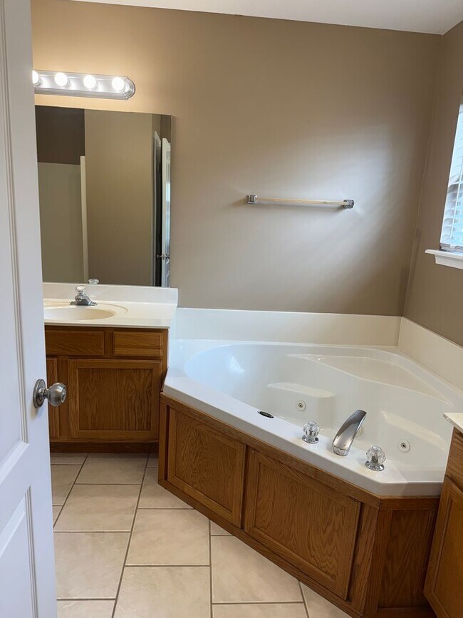 Building Photo - Single Family Home - Available For Rent!