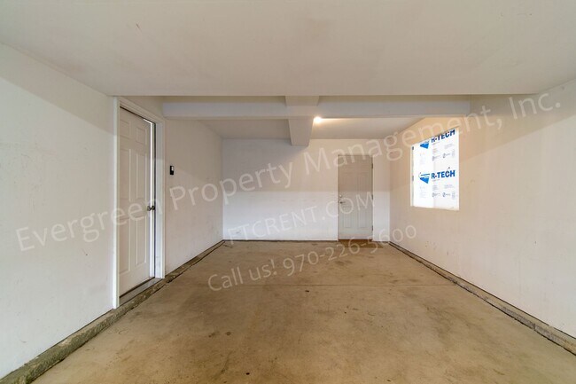 Building Photo - 3 bed, 3 bath Corner Lot in the Maple Hill...