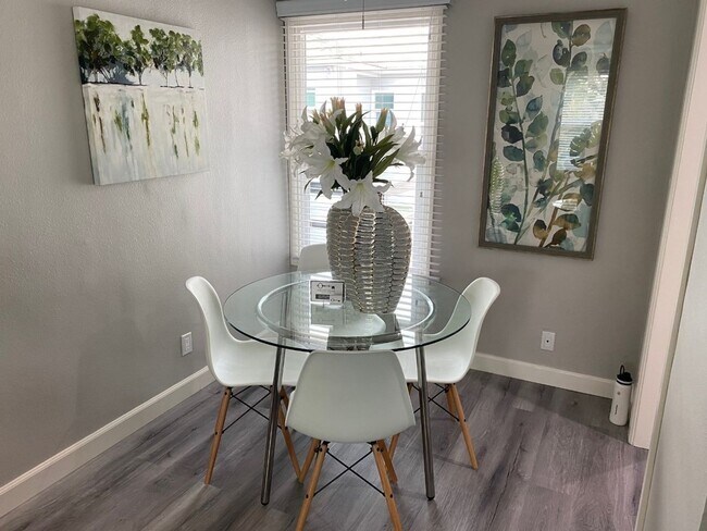 Building Photo - Fully Renovated 1 bedroom Apartment! 1/2 o...