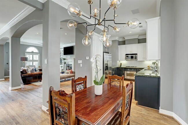 Building Photo - 2810 Helena St