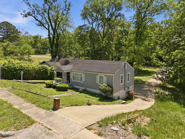 Building Photo - 517 11th Ct W