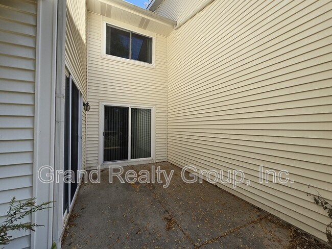 Building Photo - 1046 Cumberland Ct