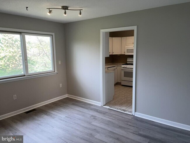 Building Photo - 11 Reese Ave