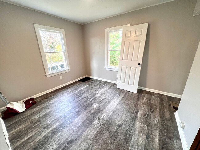 Building Photo - Aliquippa - Stunning 3 Bedroom 1 Bathroom Home