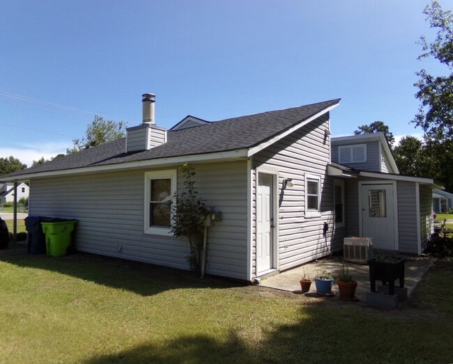Building Photo - Charming Duplex in Havelock