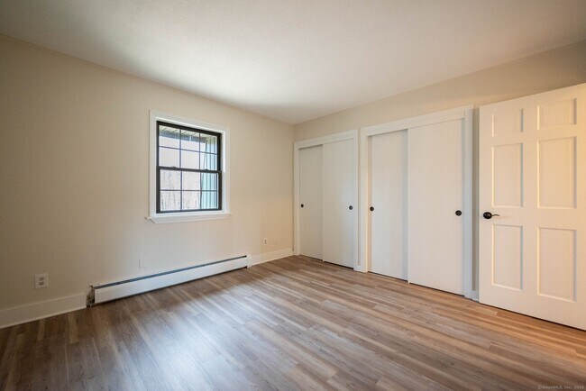 Building Photo - 549 Russell Rd
