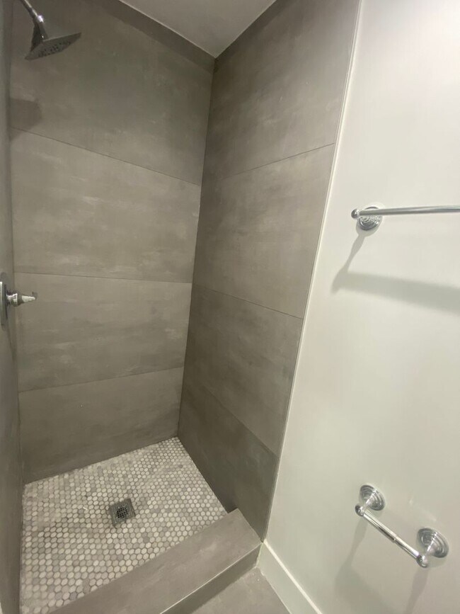 Building Photo - Top Floor 2bed2bath Apartment in Koreatown