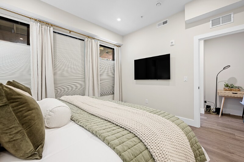 Building Photo - 414 Main St