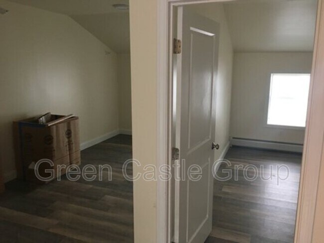 Building Photo - 323-325 College Street, Unit 12