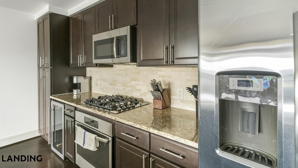 Building Photo - 777 Preston St