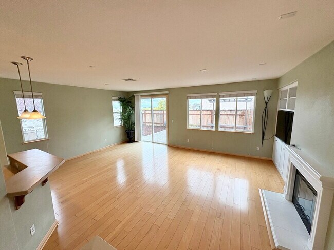 Building Photo - 50% off your first month’s rent move-in special! Spacious 4BR / 2.5BA Home in Pittsburg
