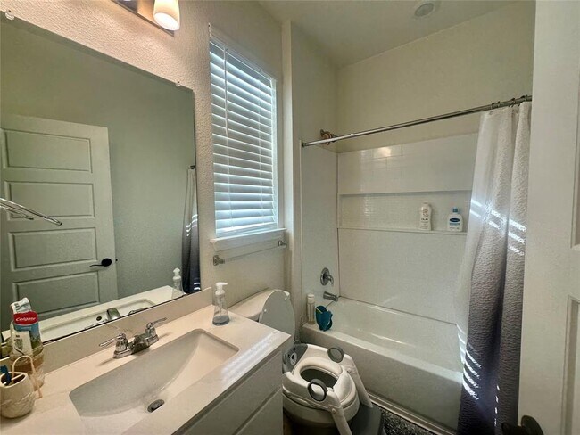 Building Photo - 123 Adeline Dr