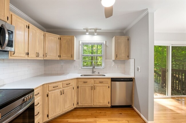 Building Photo - Renovated 3 Bed Ranch Style with large Fenced-in yard!