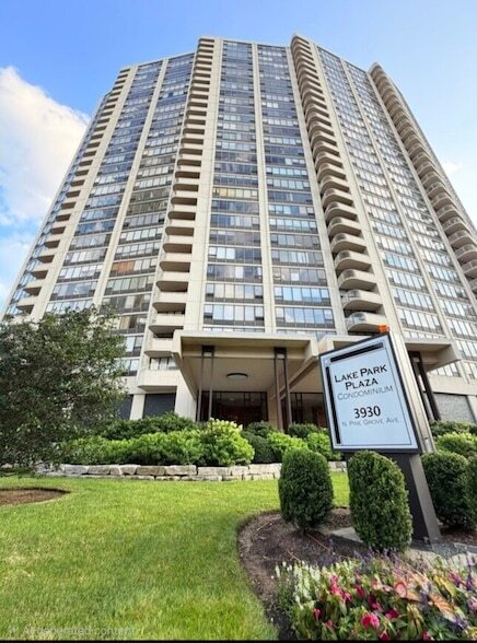 Building Photo - 3930 N Pine Grove Ave