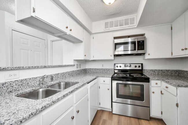 Building Photo - 10855 Meadowglen Ln