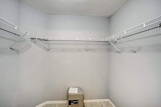 Building Photo - 1033 Lake Davenport Blvd