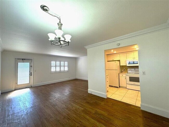 Building Photo - 526 Saxony Dr