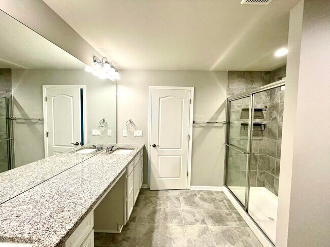 Building Photo - 2835 Dillon Dr