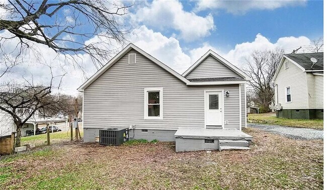 Building Photo - Welcome to this charming 3-bedroom, 2-bath...