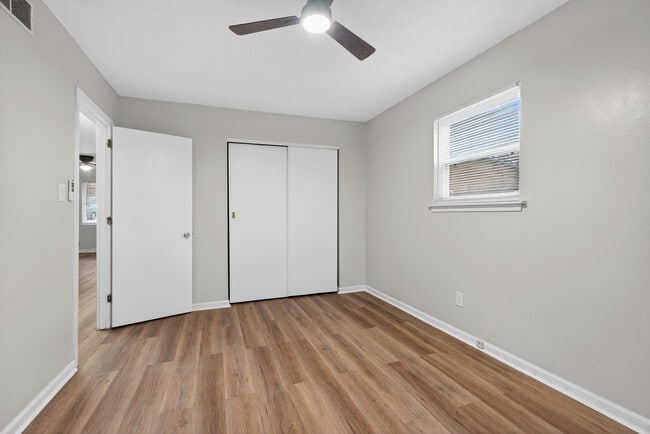 Building Photo - 1350 Dix Dr