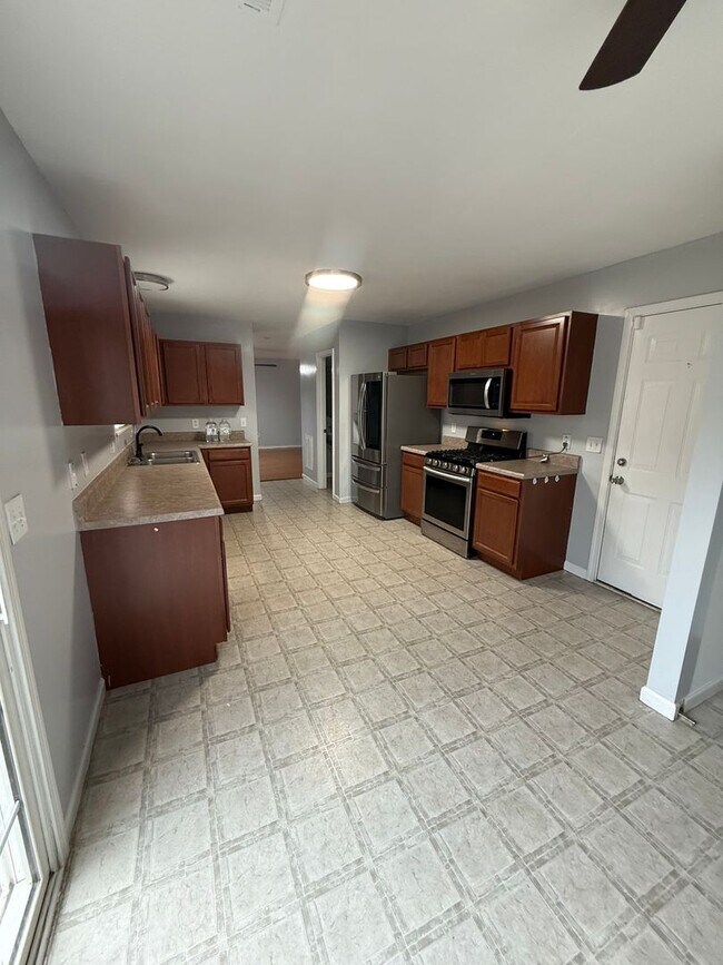 Building Photo - Beautiful 4 Bedroom