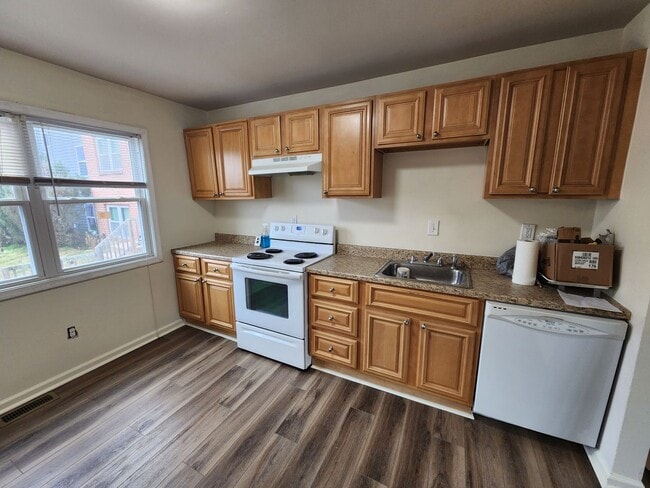 Building Photo - Spacious 3-bedroom, 1.5-bath end-unit townhome located in Edgewood