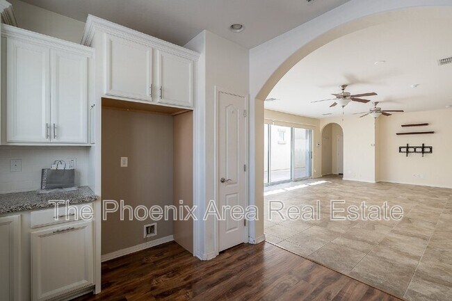 Building Photo - 1055 S Reber Ave