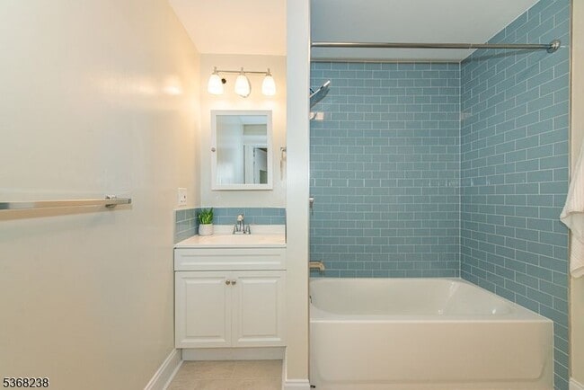 Building Photo - 207 Hillside Ave