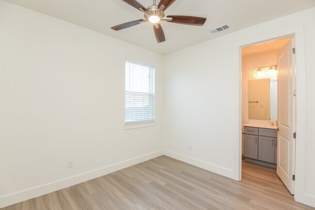 Building Photo - 7173 9th Hole Dr