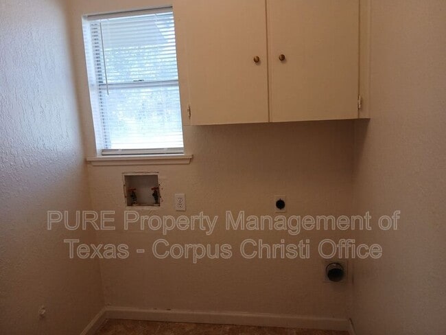 Building Photo - 2255 Lombardy Dr