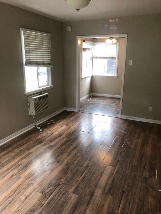 Building Photo - 1733 N Hollywood Way