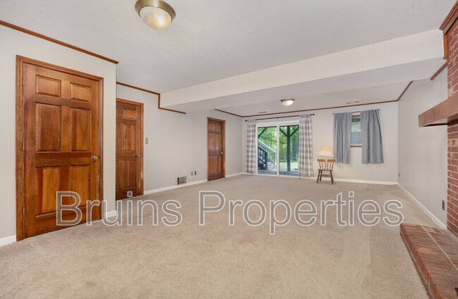 Building Photo - 229 Creekwood Dr