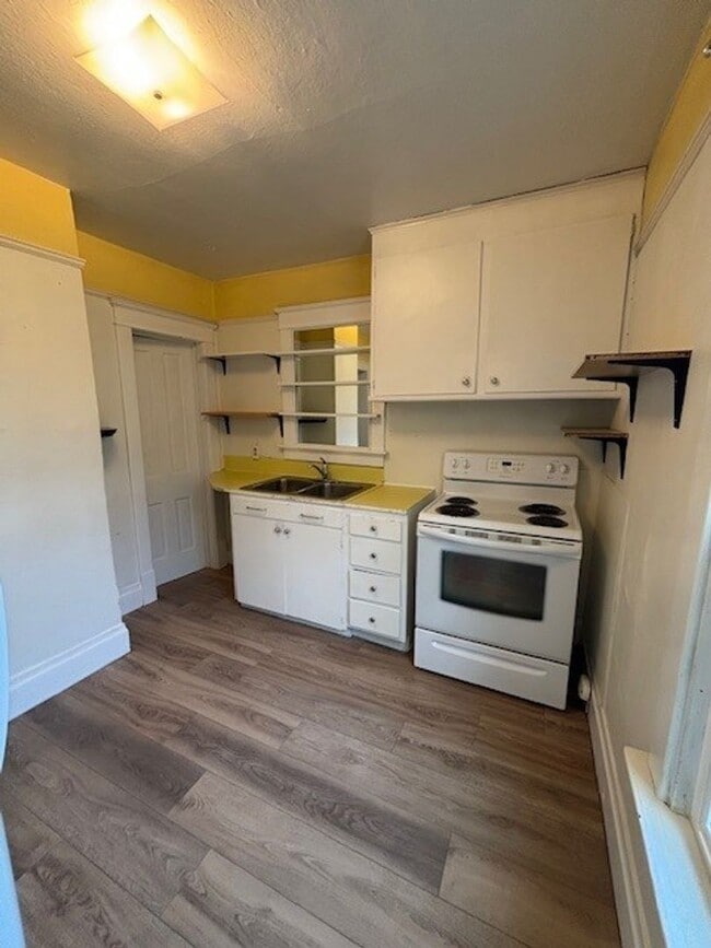 Building Photo - Cozy Upper Unit Close to Campus