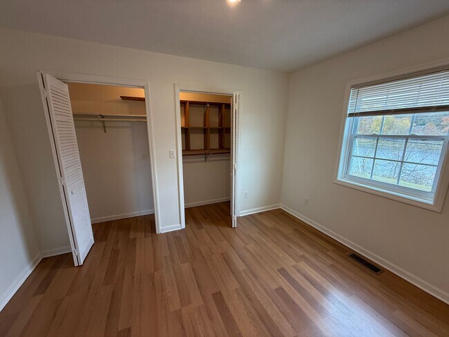 Building Photo - Enjoy Panoramic Holston River Views from T...