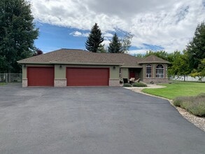 Building Photo - 4 Bedroom, 2 Bath near Pine Grove