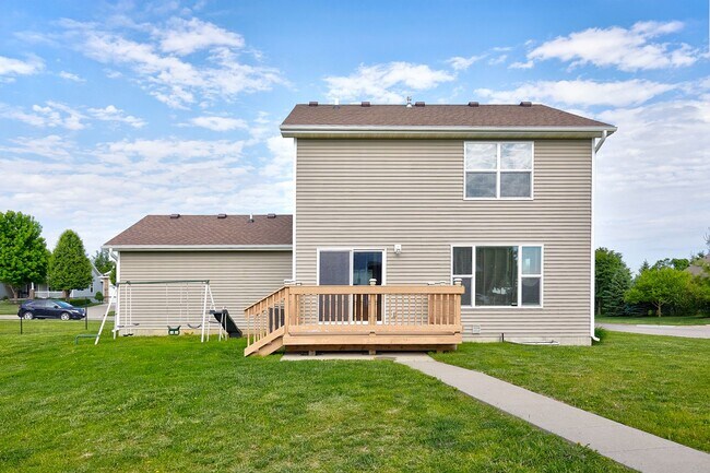 Building Photo - Commuter's Dream!!  3 Bedroom, 2.5 Bathroom Home in West Des Moines!