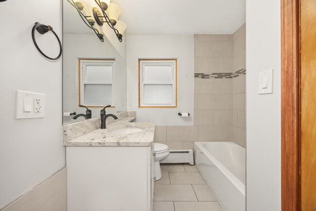 Building Photo - 5748 W Montrose Ave