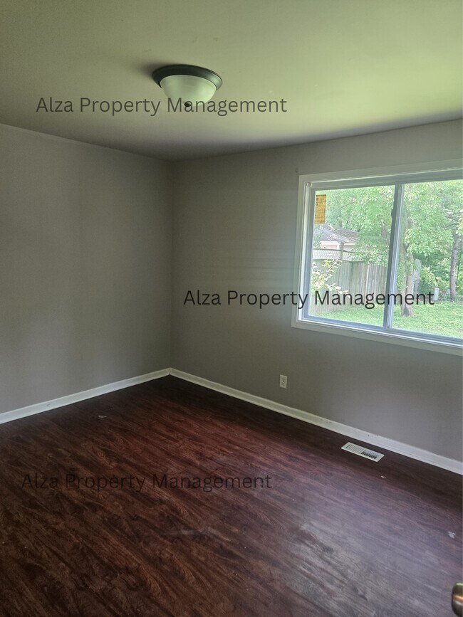 Building Photo - 828 Poplar Ln