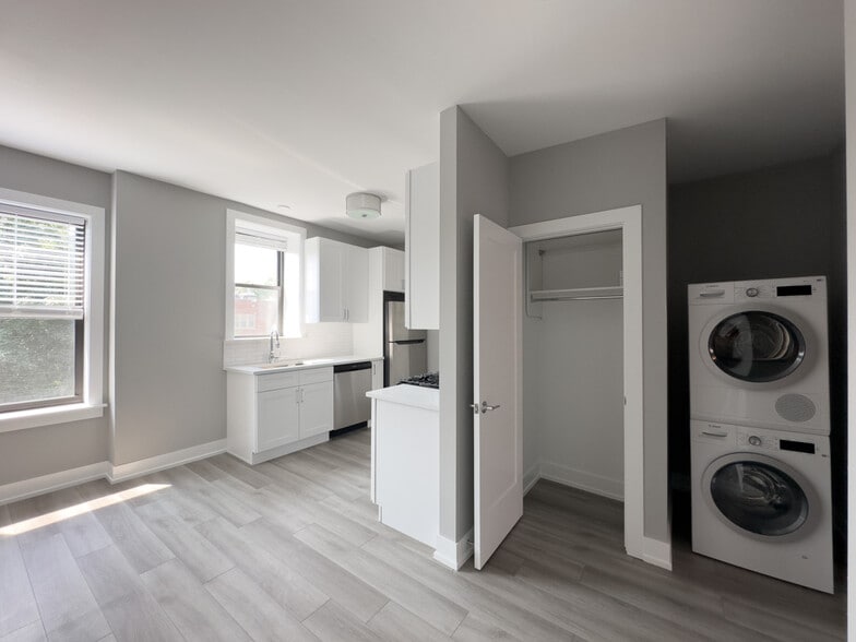 Building Photo - 3924 N Janssen Ave