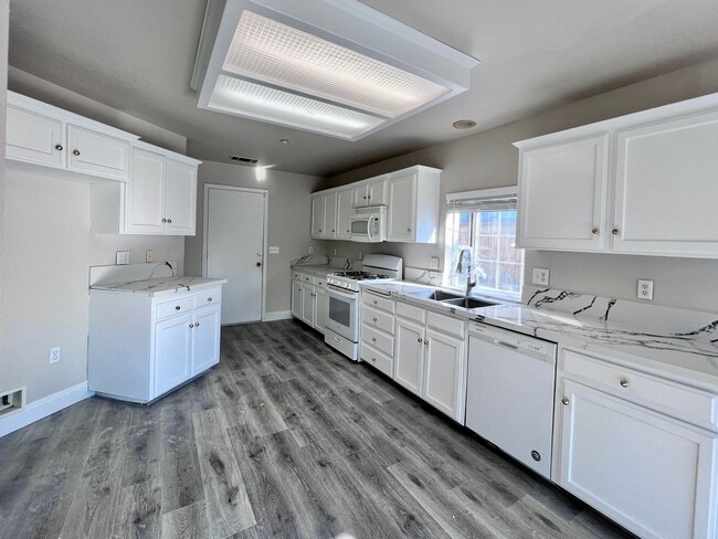 Building Photo - $2,750 West Fresno Near Island Water Park  4 Bed W. San Ramon