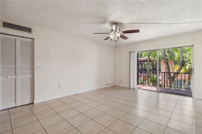 Building Photo - 10834 N Kendall Dr