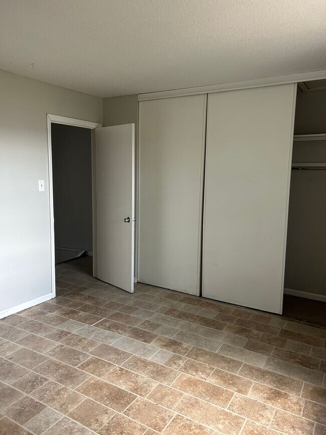 Building Photo - Townhome