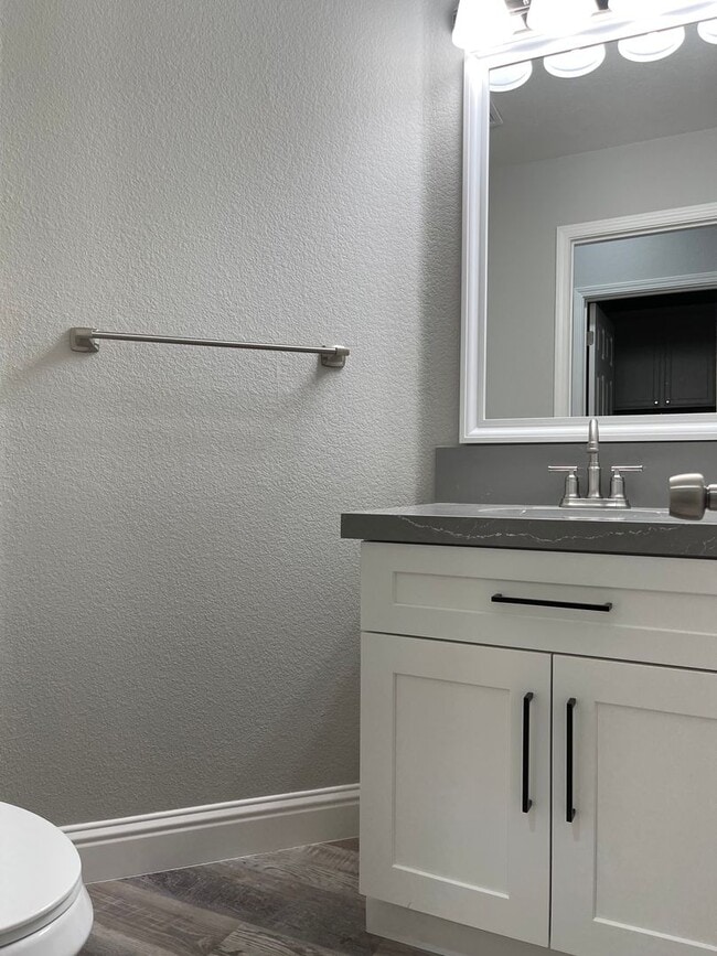 Building Photo - Beautiful 4 Bedroom 3 Bathroom with a pool