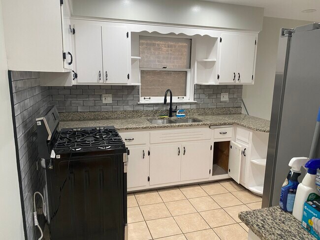 Building Photo - 5530 N Mango Ave