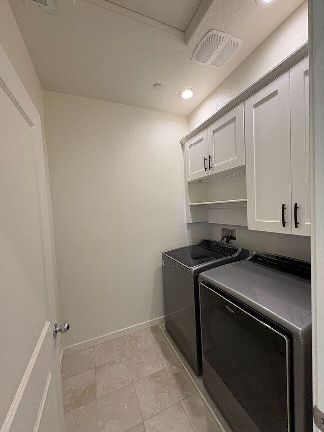 Building Photo - Spacious 3-Bedroom Townhome with Garage and Solar